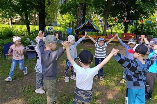 Подвижные игры на прогулке в "Теремке" укрепляют здоровье